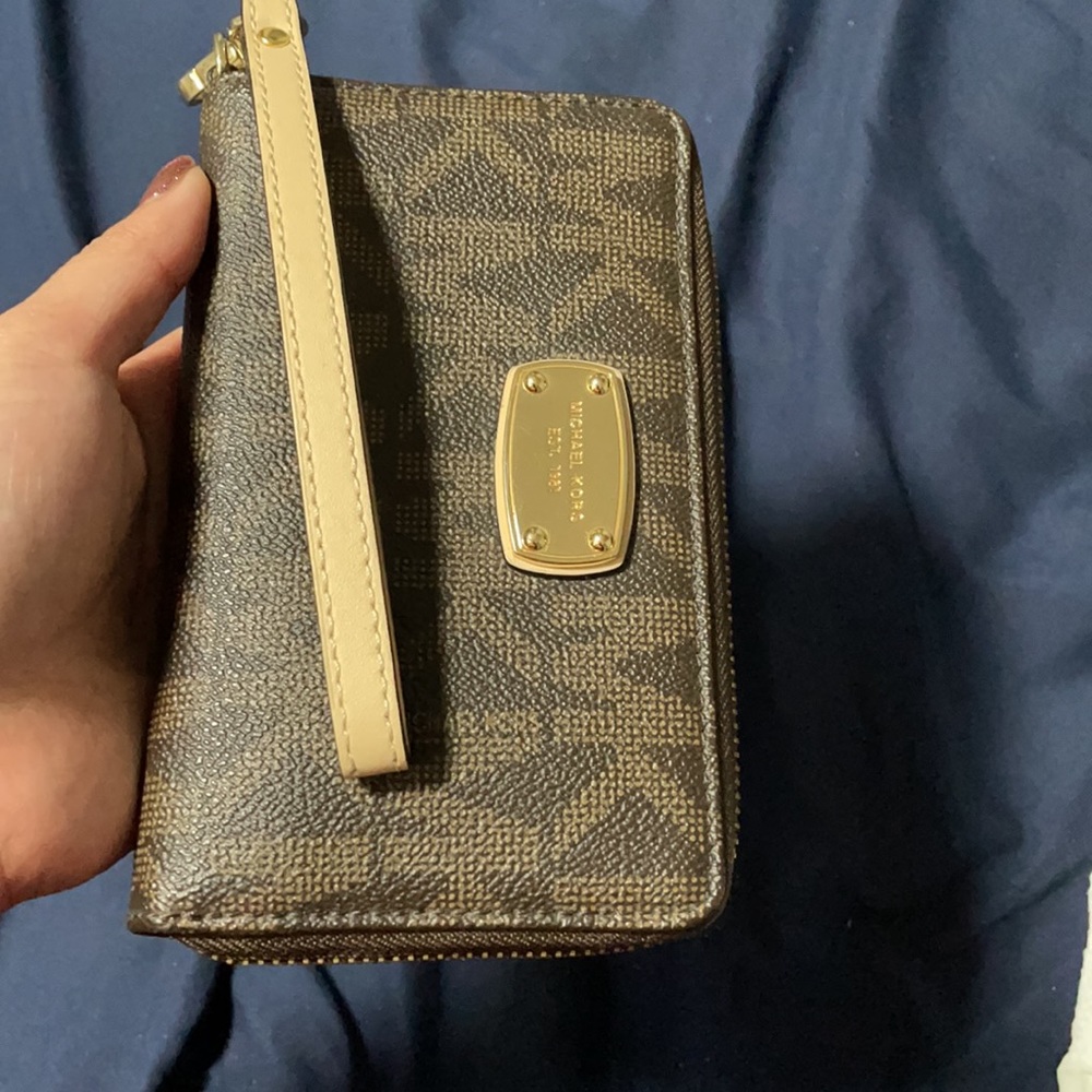 Michael Kors wristlet/wallet - Picture 8 of 9
